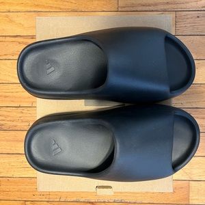 Yeezy Slides 'Onyx' – Size US 8 M (US 9 W)